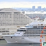 クルーズ船がそろい踏みした神戸港。客船「飛鳥３」（手前）のほか、神戸ポートターミナル周辺には「飛鳥２」や「アマデア」や「アザマラ・パシュート」が入港した＝１４日朝、神戸市中央区東川崎町１から（撮影・風斗雅博）