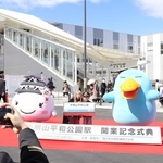 駅員の制服を着てマスコットと記念撮影する子どもら＝１４日午前、ＪＲ手柄山平和公園駅