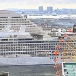 神戸港に入った「飛鳥３」。ほかのクルーズ船も続々と入港した＝１４日午前、神戸市中央区東川崎町１から（撮影・風斗雅博）