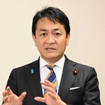 報道陣の質問に答える国民民主党の玉木雄一郎代表＝１４日午後、神戸市中央区中山手通４（撮影・風斗雅博）