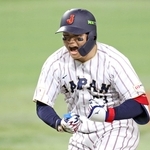 ベネズエラ戦の３回、勝ち越し３ランを放ち、雄たけびをあげる森下翔太＝米国・ローンデポ・パーク