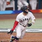 ベネズエラ戦の３回、右翼線へ適時二塁打を放つ佐藤輝明＝米国・ローンデポ・パーク