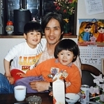 幼き日の将太さん（右）。父、兄と自宅のリビングで＝神戸市北区（遺族提供）