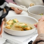 揚げ物やあえ物など多彩な献立にチャレンジする利用者＝神戸市須磨区車