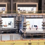 巨大地震による室内の被害を把握するため、居住空間やオフィスを想定して作られた実験スペース＝三木市志染町