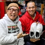 渡辺裕太選手（右）にインソールを提供した尾野畑俊宏さん＝姫路市飾磨区加茂、バル・ガルディナ