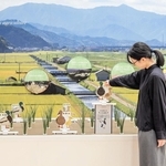 アイガモ農法の米作りを紹介する展示（兵庫県提供）