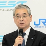 会見するＪＲ西日本の倉坂昇治社長＝１８日午後、大阪市北区