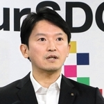 定例会見で話す兵庫県の斎藤元彦知事＝18日午後、県庁