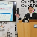 定例会見で話す兵庫県の斎藤元彦知事＝18日午後、県庁