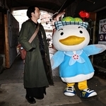 モトコーで遭遇した森山未來さんと中央区のマスコットキャラクターかもめん＝神戸市中央区元町高架通（撮影・長嶺麻子）