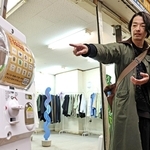 モトコーにちなんだポーチが入るガチャガチャを紹介する森山未來さん＝神戸市中央区元町高架通（撮影・長嶺麻子）