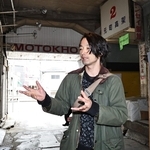 アートプロジェクト「モトコロジー」の見どころについて解説する森山未來さん＝神戸市中央区元町高架通（撮影・長嶺麻子）