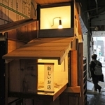 「建てる」「無くなる」を問い直す副産物産店の作品「新しいお店」＝神戸市中央区元町高架通（撮影・長嶺麻子）