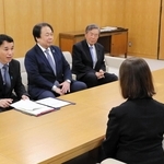 県立大無償化の事業評価に関して県幹部に申し入れる自民県議団の谷口俊介幹事長（左端）ら＝県庁