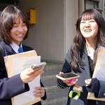 スマートフォンで合否を確認して、喜ぶ生徒ら＝１９日午後、神戸市長田区寺池町１、兵庫高校