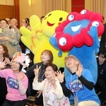 記念撮影にはミャクミャクとはばタンが登場した＝神戸市中央区港島中町６