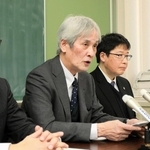 判決を受け、会見する堤将太さんの父敏さん（中央）＝１９日午後、神戸市中央区橘通１、兵庫県弁護士会館