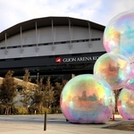 開業１周年を記念し、アート作品が飾られたジーライオンアリーナ神戸＝神戸市中央区新港町