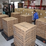 大型物流施設に搬入された猪名川町の災害備蓄品＝兵庫県猪名川町差組