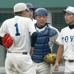 全国高校野球兵庫大会で、アン投手（背番号１）と話す菰方さん（右から２人目）＝２００３年７月、明石球場