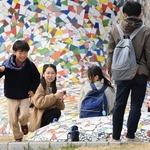 柔らかな春の日差しに包まれ、笑顔で駆け回る子どもたち＝神戸市中央区、メリケンパーク（撮影・丸山桃奈）