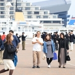 軽やかな服装で散策を楽しむ観光客ら＝神戸市中央区、メリケンパーク（撮影・丸山桃奈）