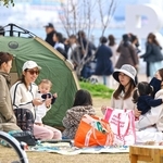 ピクニックを楽しむ親子連れ＝神戸市中央区、メリケンパーク（撮影・丸山桃奈）