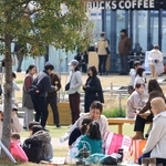 ピクニックを楽しむ親子連れ＝神戸市中央区、メリケンパーク（撮影・丸山桃奈）