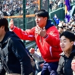 阪下漣さん（中央）ら昨年の東洋大姫路野球部のメンバーたち＝２１日午前、西宮市の甲子園球場（撮影・中西幸大）