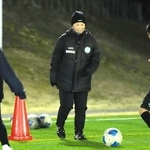 マイナビ仙台レディースのジュニアユースコーチとして中学生を指導する田原のぞみさん（中央）＝仙台市内（チーム提供）