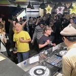 思い思いのダンスで盛り上がるヌード　レストランの客たち＝２０２４年１０月、神戸市中央区