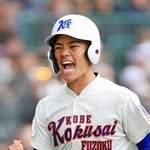 ６回表神戸国際大付１死二塁、田中翔麻選手の適時打で生還する比嘉俊輔選手＝２２日午前、西宮市の甲子園球場（撮影・丸山桃奈）