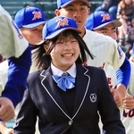 試合開始前、スタンドに笑顔であいさつする神戸国際大付のマネジャー、舟越雪月さん（撮影・丸山桃奈）