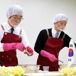 兵庫県産のハクサイを使ってキムチ作りを体験する斎藤元彦知事（右）と李相烈・駐神戸韓国総領事＝神戸市長田区腕塚町５