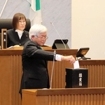 記名投票を行う加東市議＝加東市社