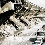 約６００メートルにわたって横倒しになった阪神高速の高架道路＝１９９５年１月１７日、神戸市東灘区深江本町