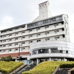 しあわせの村の中心に建つ本館・宿泊館＝２０２５年１２月２６日、神戸市北区しあわせの村