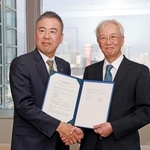 協定を交わす神戸市外国語大学の田中悟学長（右）と神戸新聞社の梶岡修一社長＝２４日午後、神戸新聞社（撮影・丸山桃奈）