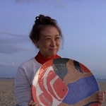 自作の大皿を持つ鈴木順子さんを映したドキュメンタリー作品の一場面（ⓒＭＢＳ）