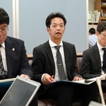 処分内容を発表する教職員人事課長＝２４日午後、兵庫県庁