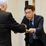 賞状を受け取る高田康夫記者（右）＝２５日午後、大阪市北区