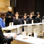 生物多様性をテーマに市長らと語り合う高校生ら＝神戸市中央区東町、区文化センター