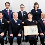 知事感謝状を受けた三木瀧蔵奨学財団の三木京子理事長（前列右から２人目）ら＝神戸市東灘区田中町５、兵庫県教育委員会