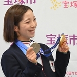 宝塚市役所を訪れ、金銀のメダルを手にする三浦璃来選手＝３月２日、宝塚市東洋町