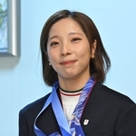 宝塚市役所を訪れ、金銀のメダルを大事そうに持つ三浦璃来選手＝３月２日、宝塚市東洋町