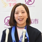 宝塚市役所を訪問し、会見する三浦璃来選手＝３月２日、宝塚市東洋町