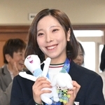 宝塚市役所を訪問した三浦璃来選手＝３月２日、宝塚市東洋町