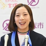 宝塚市役所を訪問し、会見する三浦璃来選手＝３月２日、宝塚市東洋町