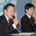 副知事就任が決まり、会見する守本真一農林水産部長（左）と守本豊企画部長＝２５日午後、兵庫県庁（撮影・大田将之）